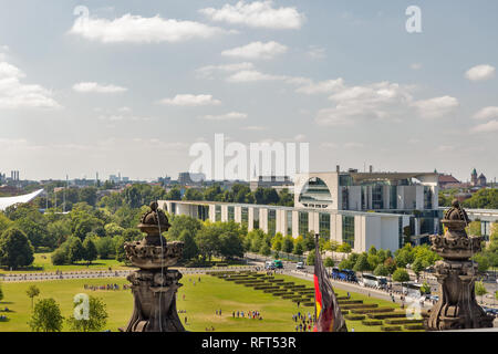 Tetto del Reichstag e il paesaggio urbano di Berlino con il parco Tiergarten e la Cancelleria federale edificio. Quartiere Mitte, Germania. Foto Stock