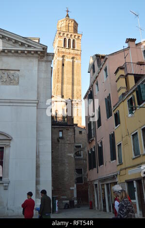 Il campanile della chiesa di San Mauricio a Venezia. Viaggi, vacanze, architettura. Marzo 28, 2015. Venezia, Veneto, Italia. Foto Stock