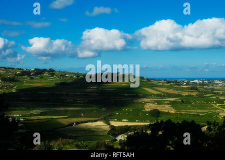 La riflessione del cloud le ombre oltre le belle valli di Malta. Foto Stock
