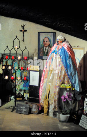 Saint Sarah o Santa Sara, Patrono degli Zingari, nella cripta della chiesa fortificata di Les Saintes-Maries-de-la-Mer Camargue Provenza Francia Foto Stock