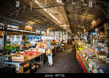 Marche provenzale, il mercato coperto di Antibes, Provence-Alpes-Côte d'Azur, Costa Azzurra, Francia, Europa Foto Stock