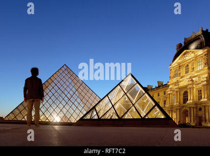 Il museo del Louvre e la Pyramide, Parigi, Francia, Europa Foto Stock