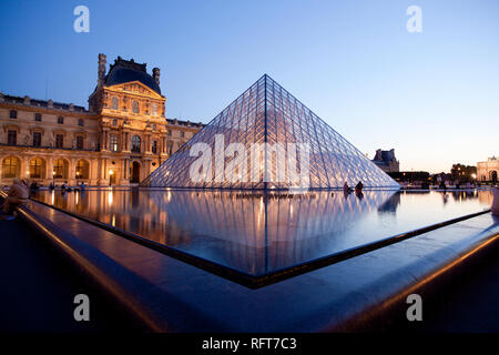 Il museo del Louvre e la Pyramide, Parigi, Francia, Europa Foto Stock