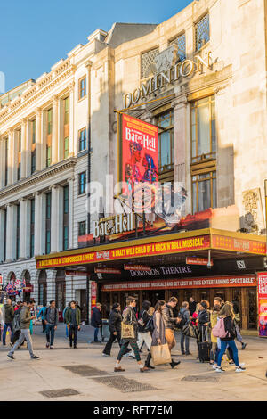 Il Dominion Theatre su Tottenham Court Road, Londra, Inghilterra, Regno Unito, Europa Foto Stock