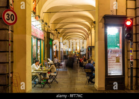 Vista del Cafe sotto gli archi in shopping arcade al crepuscolo, Torino, Piemonte, Italia, Europa Foto Stock