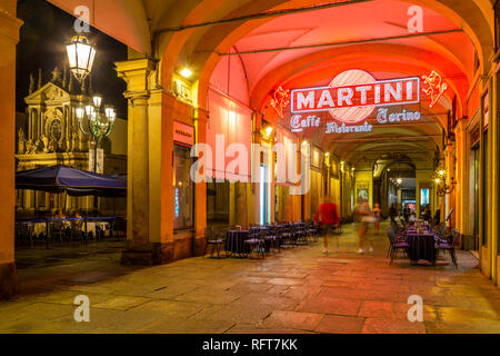 Vista di Martini Bar sotto gli archi in shopping arcade di notte, Torino, Piemonte, Italia, Europa Foto Stock
