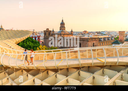 Persone su passerella ammirare la chiesa dell'Annunziata, Metropol Parasol, Plaza de la Encarnación, Siviglia, Andalusia, Spagna, Europa Foto Stock