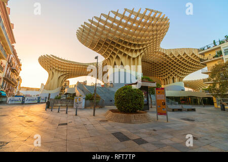 Plaza Mayor, il livello inferiore del Metropol Parasol, Plaza de la Encarnación, Siviglia, Andalusia, Spagna, Europa Foto Stock