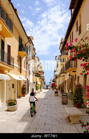 Un ragazzino di andare con la bicicletta nel pittoresco villaggio italiano. San Felice Circeo, Lazio, Italia Foto Stock