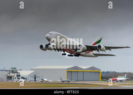 L'Aeroporto Internazionale di Birmingham Solihull Birmingham Inghilterra UK 26 gennaio 2019 Airbus A380 di decollare in pioggia nuvole e maltempo Foto Stock