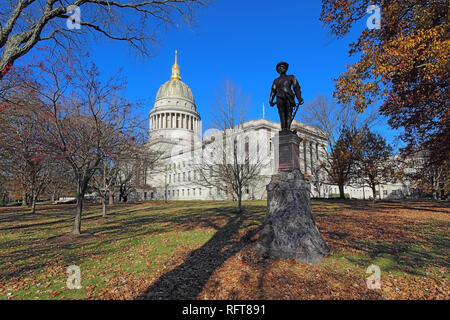 Storica statua e la cupola del West Virginia Capitol Building a Charleston contro una piaga blu cielo di autunno Foto Stock