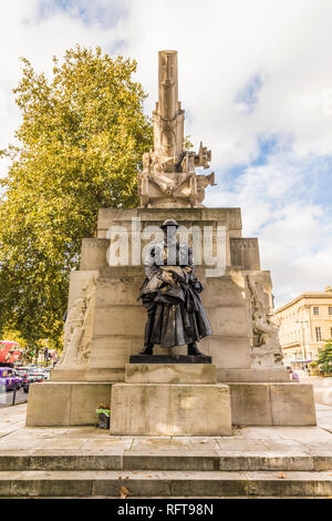 Una statua di bronzo del capitano di artiglieria sulla Royal Artillery Memorial, su Hyde Park Corner, Londra, Inghilterra, Regno Unito, Europa Foto Stock