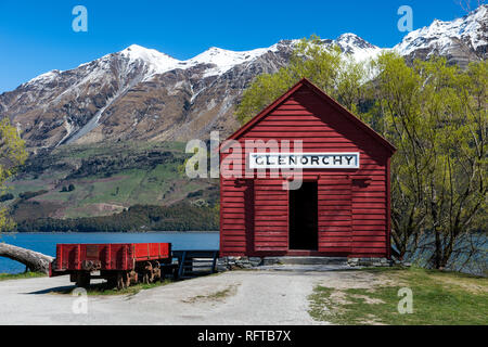 Il red boat house di Glenorchy in primavera, Queenstown distretto dei laghi, regione di Otago, South Island, in Nuova Zelanda, Pacific Foto Stock