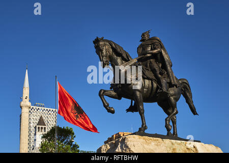 Piazza Skanderbeg e statua, Tirana, Albania, Europa Foto Stock