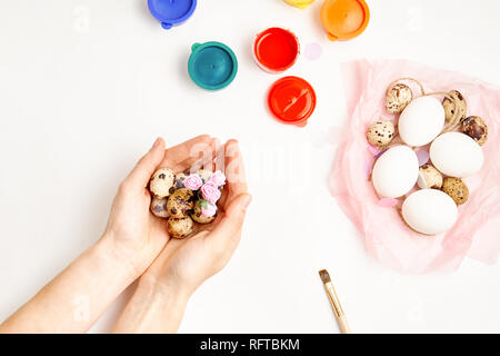 Pollo e uova di quaglia nido e vernice su sfondo bianco felice Pasqua craft Foto Stock