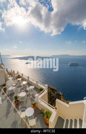 Vista di Fira ristorante e la nave di crociera, Firostefani, Santorini (Thira), Isole Cicladi, isole greche, Grecia, Europa Foto Stock