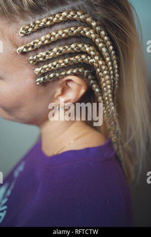 Cornrows Brades sul tempio per la ragazza bionde Foto Stock