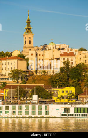 Vista del fiume Sava attraverso la Parrocchia di San Michele cattedrale nel centro storico di Belgrado, Serbia, Europa Foto Stock