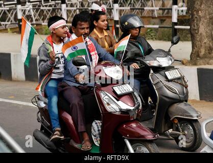 Guwahati, Assam, India. Il 26 gennaio, 2019. Guwahati, Assam, India. Il 26 gennaio, 2019. Guwahati, Assam, India. Gen 26, 2019. Diverse centinaia di bike rally per contrassegnare il settantesimo giorno della Repubblica come loro grida " Bharat Mata ki Jay" di Guwahati, Assam, sabato 26 gennaio, 2019. Credito: David Talukdar/Alamy Live News Foto Stock