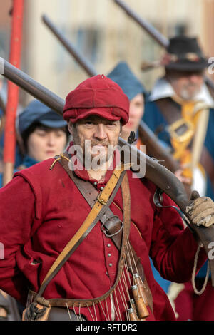 Nantwich, Cheshire, Regno Unito 26th Gen, 2019 . La Battaglia Di Nantwich. Per più di 40 anni, le truppe fedeli del Sealed Knot si sono riunite nella storica città di Nantwich, Cheshire, per ristabilire la sanguinosa battaglia che si è svolta nel 1644. Ora conosciuta come la Giornata Santa dell'agrifoglio, l'evento annuale reinsorge la battaglia che ha concluso il lungo e doloroso assedio della città. Foto Stock