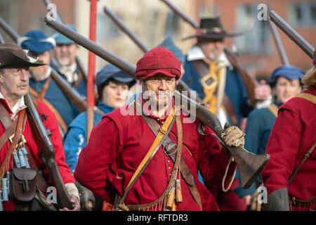 Nantwich, Cheshire, Regno Unito 26th Gen, 2019 . La Battaglia Di Nantwich. Per più di 40 anni, le truppe fedeli del Sealed Knot si sono riunite nella storica città di Nantwich, Cheshire, per ristabilire la sanguinosa battaglia che si è svolta nel 1644. Ora conosciuta come la Giornata Santa dell'agrifoglio, l'evento annuale reinsorge la battaglia che ha concluso il lungo e doloroso assedio della città. Foto Stock