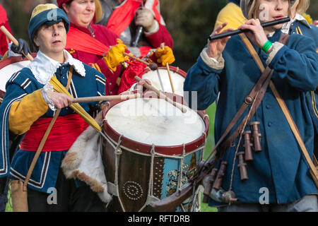 Batteria Del Sealed Knot a Nantwich, Cheshire, UK 26th Jan, 2019 . La Battaglia Di Nantwich. Per più di 40 anni, le truppe fedeli del Sealed Knot si sono riunite nella storica città di Nantwich, Cheshire, per ristabilire la sanguinosa battaglia che si è svolta nel 1644. Ora conosciuta come la Giornata Santa dell'agrifoglio, l'evento annuale reinsorge la battaglia che ha concluso il lungo e doloroso assedio della città. Foto Stock