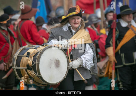 Batteria Del Sealed Knot a Nantwich, Cheshire, UK 26th Jan, 2019 . La Battaglia Di Nantwich. Per più di 40 anni, le truppe fedeli del Sealed Knot si sono riunite nella storica città di Nantwich, Cheshire, per ristabilire la sanguinosa battaglia che si è svolta nel 1644. Ora conosciuta come la Giornata Santa dell'agrifoglio, l'evento annuale reinsorge la battaglia che ha concluso il lungo e doloroso assedio della città. Foto Stock