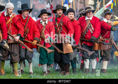 Nantwich, Cheshire, Regno Unito 26 gen, 2019 . La battaglia di Nantwich. Per più di quarant'anni, le truppe fedeli del Nodo sigillato si sono riuniti nella storica cittadina di Nantwich, Cheshire, per riattivare il tiro sanguinosa battaglia che ha avuto luogo nel 1644. Ora noto come Holly giorno santo, l'evento annuale ri-decreta la battaglia che si è conclusa la lunga e dolorosa assedio della città. Credito: MWI/AlamyLiveNews. Foto Stock