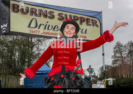 Alloway, Ayrshire, in Scozia. Il 26 gennaio, 2019. Per celebrare il 260th compleanno di Robert Burns, Nazionale Scozzese Bard, il National Trust for Scotland presso il Museo di Burns in Alloway, Ayrshire situato vicino a Bard's Birthplace, tenutasi a ciò che è considerato per essere il primo al mondo "Brucia cena DriveThru'. Mentre gli altri in tutto il mondo sono seduti a un tradizionale bruciare la cena di "Haggis, Neeps e tatties" accompagnata dalla poesia e whisky, i visitatori del museo sono stati intrattenuti da giocolieri e maghi mentre in coda per loro in take-away caselle. Credito: Findlay/Alamy Live News Foto Stock