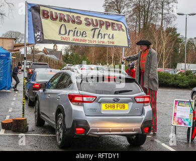 Alloway, Ayrshire, in Scozia. Il 26 gennaio, 2019. Per celebrare il 260th compleanno di Robert Burns, Nazionale Scozzese Bard, il National Trust for Scotland presso il Museo di Burns in Alloway, Ayrshire situato vicino a Bard's Birthplace, tenutasi a ciò che è considerato per essere il primo al mondo "Brucia cena DriveThru'. Mentre gli altri in tutto il mondo sono seduti a un tradizionale bruciare la cena di "Haggis, Neeps e tatties" accompagnata dalla poesia e whisky, i visitatori del museo sono stati intrattenuti da giocolieri e maghi mentre in coda per loro in take-away caselle. Credito: Findlay/Alamy Live News Foto Stock