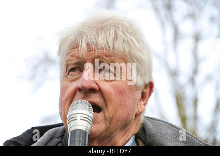 Londra, Regno Unito. Il 26 gennaio, 2019. Ex Segretario di Stato per gli affari esteri Boris Johnson il padre di Stanley Johnson è visto parlare durante la protesta contro la caccia alla balena giapponesi in centro a Londra. Credito: Dinendra Haria/SOPA Immagini/ZUMA filo/Alamy Live News Foto Stock