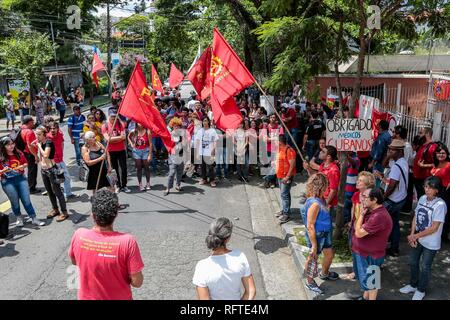 Sao Paulo, Brasile. 26 gen, 2019. SP - Sao Paulo - 26/01/2019 - i gruppi di sinistra si riuniscono di fronte al Consolato cubano a sostegno del voto referendario foto: Ale Cabral/AGIF Credito: AGIF/Alamy Live News Foto Stock