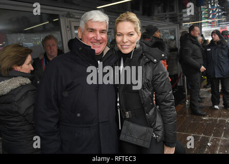 Kitzbühel, Austria. Il 26 gennaio, 2019. Alexandra Swarovski e suo marito Michael Heinritzi può essere visto a Hahnenkamm gara dopo la seconda esecuzione di slalom in area di finitura. Foto: Felix Hörhager/dpa Credito: dpa picture alliance/Alamy Live News Credito: dpa picture alliance/Alamy Live News Credito: dpa picture alliance/Alamy Live News Foto Stock