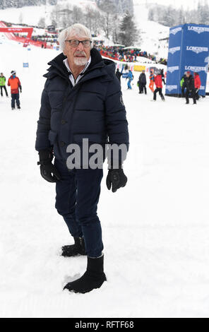 Kitzbühel, Austria. Il 26 gennaio, 2019. L'imprenditore Bernie Ecclestone sorge nell'area di finitura del Kitz carità Trophy. Il Kitz carità Trophy si svolge ogni anno durante la gara di Hahnenkamm, i fondi vengono raccolti per gli agricoltori di montagna in stato di bisogno in Alto Adige e Sud Tirolo. Foto: Felix Hörhager/dpa Credito: dpa picture alliance/Alamy Live News Foto Stock