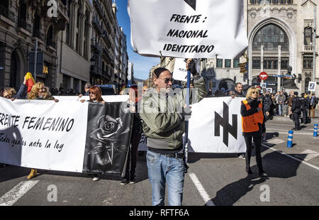 Barcellona, Spagna. Il 26 gennaio, 2019. I membri di estrema destra identità nazionale gruppo anteriore sono visto durante la dimostrazione.solo pochi seguaci hanno partecipato alla chiamata del ultra-diritto ''˜siamo in grado di recuperare identità Spain-National anteriore' che intendeva celebrare l'ottantesimo anniversario dell'entrata di soldati franchisti che a Barcellona si è conclusa la guerra civile spagnola. Gli antifascisti occupato il Plaza Sant Jaume per un'ora in cui è stato destinato a celebrare la commemorazione. Infine la polizia è intervenuta per fermare il antifascista di protesta. Credito: ZUMA Press, Inc./Alamy Live News Foto Stock