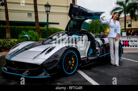 Florida, Stati Uniti d'America. 26 gennaio 2019.Una donna pone accanto ai pagani Miami sports car al Pegasus World Cup il 26 gennaio 2019 a Gulfstream Park in Hallandale Beach, Florida. Scott SerioEclipse SportswireCSM/Alamy Live News Foto Stock