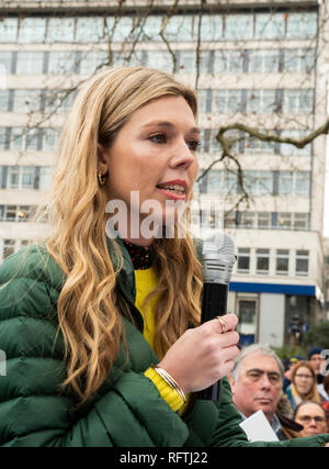 Londra, Regno Unito. Il 26 gennaio 2019. Londra protesta contro la prevista ripresa della caccia alle balene da parte del Giappone.Il governo giapponese ha recentemente sostenuto al di fuori di un accordo internazionale il divieto di caccia alle balene a fini commerciali. Gli attivisti al rally di Cavendish Square per il mese di marzo all'Ambasciata Giapponese. Boris Johnsons ragazza corrente Carrie Symonds affrontare la folla. Credito: Stephen Bell/Alamy Live News. Foto Stock