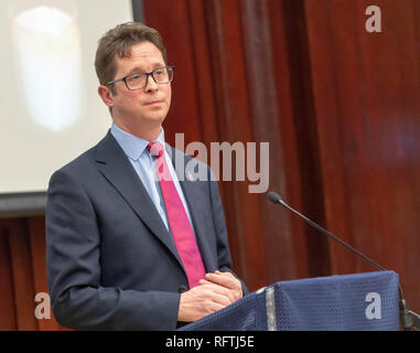 Brentwood, Essex, 26 gennaio 2019 Holocaust Memorial Day evento in Brentwood Essex con altoparlante Leslie Klienman un superstite di Auschwitz.Dr Alex Burghart MP per Brentwood e Onger parla all'evento. Credit Ian Davidson/Alamy Live News Foto Stock