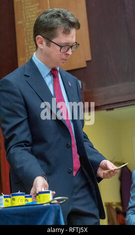 Brentwood, Essex, 26 gennaio 2019 Holocaust Memorial Day evento in Brentwood Essex con altoparlante Leslie Klienman un Dr Alex Burghart MP per Brentwood e Ongar accende un cancle superstite di Auschwitz. Credit Ian Davidson/Alamy Live News Foto Stock