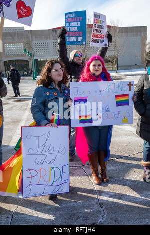 Huntington Woods, Michigan STATI UNITI D'America - 26 Gennaio 2019 - gli oppositori e i sostenitori di Drag Queen Storytime a Huntington Woods biblioteca pubblica si sono stretti al di fuori il suburban Detroit libreria. Una mezza dozzina di membri di un conservatore gruppo cristiano, guerrieri per Cristo, si oppone al popolare programma, mentre due centinaia di residenti locali si è rivelata per il supporto IT. Credito: Jim West/Alamy Live News Foto Stock