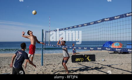 Carlsbad, California, Stati Uniti d'America. Il 26 gennaio, 2019. I giovani uomini a competere in Relentless / AVP America Open e Juniores Pallavolo torneo su gennaio 26, 2019 al Tamarack Beach, a Carlsbad, CA / USA Credito: Simone Hogan/Alamy Live News Foto Stock