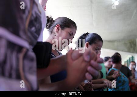 Brumadinho, Brasile, 26 gennaio, 2019. I parenti di persone scomparse pregare insieme con i volontari in un aiutando centro vicino Brumadinho, dello Stato di Minas Gerais, Brasile, a gennaio 26, 2019. Almeno 34 persone sono state uccise dopo una diga di recupero di proprietà di gigante minerario Vale crollato venerdì pomeriggio in Brasile del sud-est Stato di Minas Gerais. (Xinhua/Li Ming) Credito: Xinhua/Alamy Live News Foto Stock