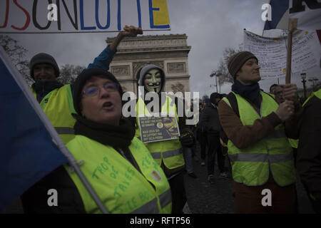 Parigi, Ile de France, Francia. 26 gen, 2019. Un giubbotto giallo protestor indossa una maschera di Guy Fawkes visto durante una dimostrazione contro macron politiche. Giubbotto giallo i manifestanti radunati e marzo per le strade di Parigi un altro sabato su ciò che essi chiamano la legge XI contro il presidente francese Emmanuel Macron politiche. Credito: Bruno Thevenin SOPA/images/ZUMA filo/Alamy Live News Foto Stock