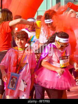 Doha in Qatar. 26 gen, 2019. Le persone prendono parte al Colour Run al Qatar National Convention Center a Doha, in Qatar, a gennaio 26, 2019. Oltre 10.000 persone hanno partecipato all'esecuzione di colore che è finalizzata a promuovere uno stile di vita più sano. Credito: Nikku/Xinhua/Alamy Live News Foto Stock