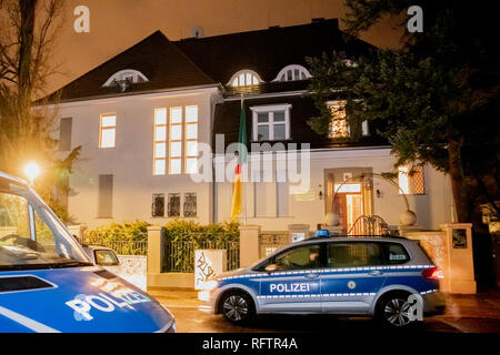 Berlino, Germania. 27 gennaio, 2019. Due veicoli della polizia sono parcheggiate davanti all'Ambasciata della Repubblica del Camerun in Berlin-Westend. Ambasciata della Repubblica del Camerun in Berlin-Westend era occupata nella notte di domenica. Credito: Christoph Soeder/dpa/Alamy Live News Foto Stock