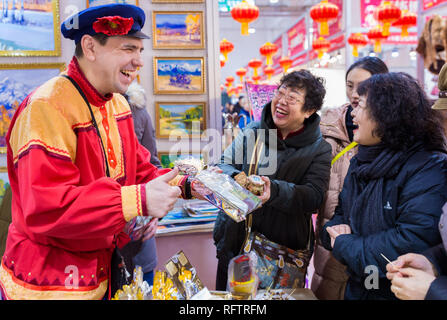 (190127) -- PECHINO, Gennaio 27, 2019 (Xinhua) -- Un espositore promuove prodotti dalla Russia a una fiera che si tiene per la festa di primavera a Hohhot, nel nord della Cina di Mongolia Interna Regione Autonoma, gen. 16, 2019. Il Festival di Primavera, che cade il 5 febbraio di quest'anno, serve come un importante occasione per riunioni familiari e segna l inizio del nuovo anno lunare cinese. Si tratta di una tradizione cinese per acquistare merci che vanno dai prodotti alimentari agli elettrodomestici per celebrare il festival. I fornitori ed i fornitori di tutto il paese hanno preparato un sacco di prodotti per soddisfare le esigenze di shopping durante la vacanza spendendo spree. (Xi Foto Stock