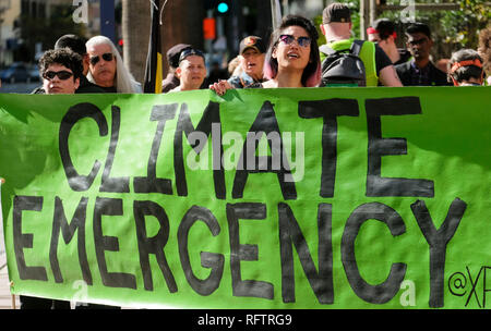 Los Angeles, Stati Uniti d'America. 26 gen, 2019. Persone marzo durante un cambiamento climatico protesta a Los Angeles, negli Stati Uniti, gennaio 26, 2019. Credito: Zhao Hanrong/Xinhua/Alamy Live News Foto Stock