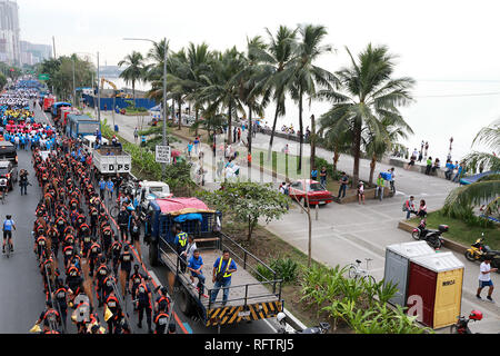 Manila, Filippine. 27 gennaio, 2019. Volontari marzo la Baia di Manila a Manila nelle Filippine, Gennaio 27, 2019. Circa 5.000 volontari che hanno partecipato al "solidarietà piedi' che segna l' inizio del governo del progetto di risanamento della baia di Manila. Credito: Rouelle Umali/Xinhua/Alamy Live News Foto Stock