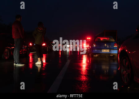 Leipzig, Germania. Il 26 gennaio, 2019. Il corridoio di emergenza (rettungsgasse) sul motorawy A9 in Germania, vicino a Leipzig dopo l'incidente di auto, che ha bloccato il autobahn per oltre 4 ore. I driver in attesa per il restauro del traffico. Credito: Tomasz Koryl/Alamy Live News Foto Stock