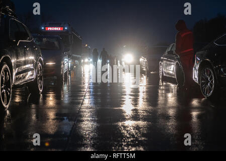 Leipzig, Germania. Il 26 gennaio, 2019. Il corridoio di emergenza (rettungsgasse) sul motorawy A9 in Germania, vicino a Leipzig dopo l'incidente di auto, che ha bloccato il autobahn per oltre 4 ore. I driver in attesa per il restauro del traffico. Credito: Tomasz Koryl/Alamy Live News Foto Stock